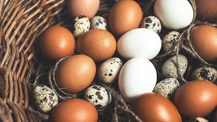 Os ovos de codorniz e de galiña deben engadirse á dieta dun home para manter a potencia. 