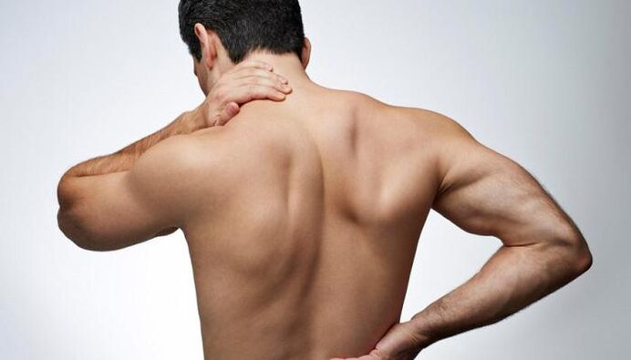 A hernia intervertebral maniféstase como dor nas costas e contribúe ao deterioro da potencia